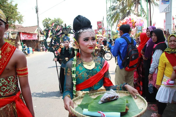 第74回インドネシア共和国記念式典で若者による伝統的な文化衣装のパレード バタン インドネシア 中央ジャワ インドネシア — ストック写真