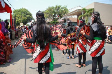 74. Endonezya Cumhuriyeti Yıldönümü töreninde gençler tarafından geleneksel kültürel kostümlerin bir geçit töreni, Batang Endonezya, Orta Java Endonezya, 
