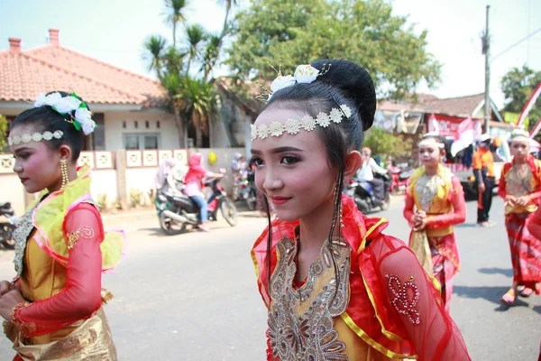 Sebuah Parade Kostum Budaya Tradisional Oleh Kaum Muda Pada Upacara — Stok Foto