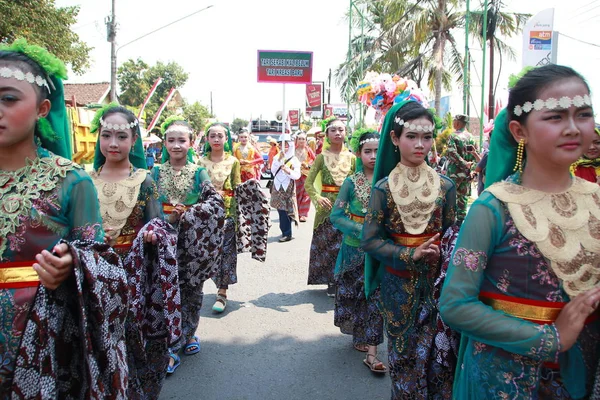 印度尼西亚中爪哇省巴当印度尼西亚第74共和国周年庆典上 年轻人的传统文化服饰游行 — 图库照片
