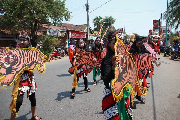 Sebuah Parade Kostum Budaya Tradisional Oleh Kaum Muda Pada Upacara — Stok Foto