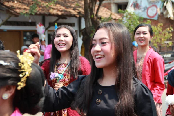 Sebuah Parade Kostum Budaya Tradisional Oleh Kaum Muda Pada Upacara — Stok Foto