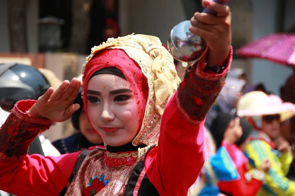 Parada Tradycyjnych Kostiumów Kulturalnych Przez Młodych Ludzi Gie Uroczystości Rocznicowej — Zdjęcie stockowe