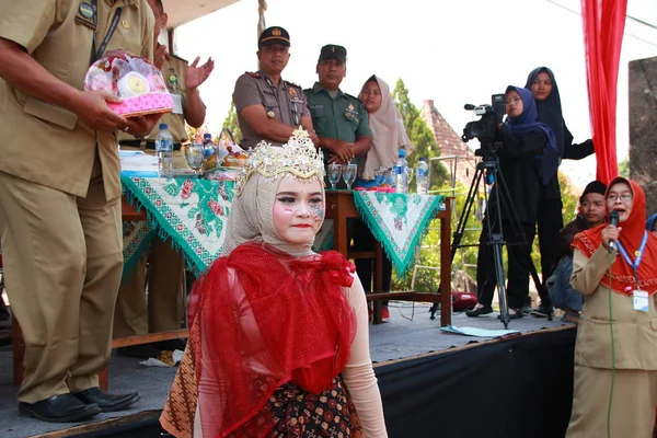 Sebuah Parade Kostum Budaya Tradisional Oleh Kaum Muda Pada Upacara — Stok Foto