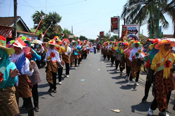 Parad Traditionella Kulturella Kostymer Unga Människor 74Th Republiken Indonesien Årsdagen — Stockfoto