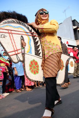  Jathilan/Kuda topakdans performansları. Jathilan/Kuda Lumping Java geleneksel bir dans.