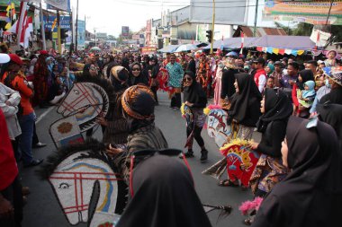 19 Ağustos 2019. Batang, Orta Java Endonezya. Jathilan/Kuda topakdans performansları. Jathilan/Kuda Lumping Java geleneksel bir dans.