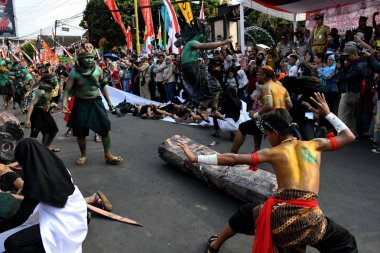  Batang arazi chronicle efsanesi söyler Sokak tiyatrosu eylem,