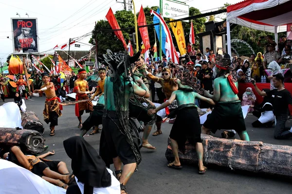 Acción de teatro callejero, que cuenta la leyenda de la crónica de la tierra Batang — Foto de Stock