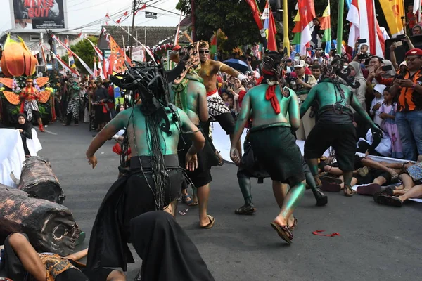Street Theater åtgärder, som berättar legenden om Batang land krönika — Stockfoto