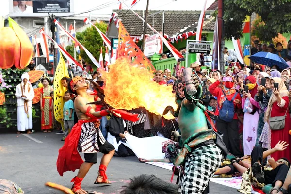 Acción de teatro callejero, que cuenta la leyenda de la crónica de la tierra Batang — Foto de Stock