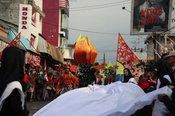 Sokak Tiyatrosu Eylem Batang Arazi Chronicle Efsanesi Söyler Perili Orman — Stok fotoğraf