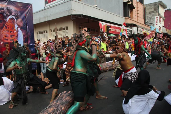 Sokak Tiyatrosu Eylem Batang Arazi Chronicle Efsanesi Söyler Perili Orman — Stok fotoğraf