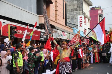Sokak tiyatrosu eylem, Batang arazi chronicle efsanesi söyler, perili orman bekçisi karşı savaşan güçlü bir figür, Batang Endonezya, 19 Ağustos 2019