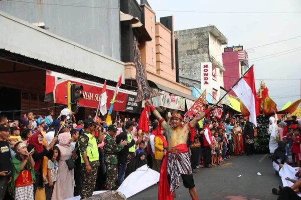 Acción Teatro Callejero Que Cuenta Leyenda Crónica Tierra Batang Una — Foto de Stock