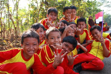 Batang,Central Java/Indonesia - 23 Ağustos 2019 : bir grup ilkokul öğrencisi yolda oynuyor