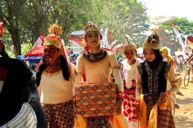  Ramayana tarzı kostüm kuklalar giyen sokak sanatçıları