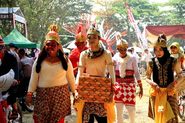 Straatartiesten bij het dragen van Ramayana-stijl kostuum marionetten — Stockfoto