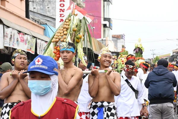 Balinesische Männer Traditioneller Kleidung Bringen Opfergaben Den Hinduistischen Tempel Batang — Stockfoto