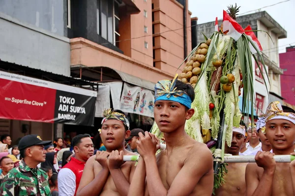 Geleneksel elbiseli Bali erkekler Hindu tapınağına teklifleri getiren — Stok fotoğraf