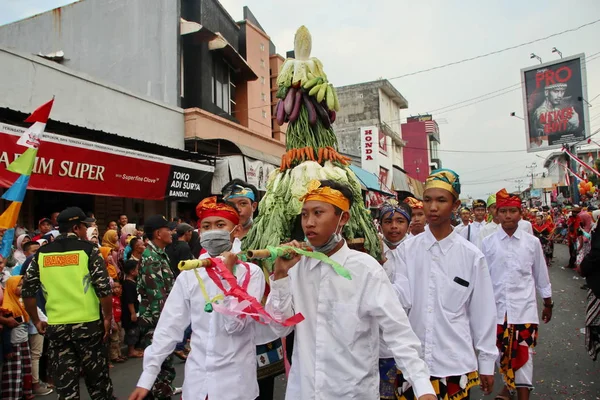 Balinesische Männer in traditioneller Kleidung bringen Opfergaben zum hinduistischen Tempel — Stockfoto