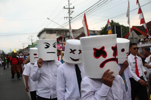  Sokaklarda benzersiz kostüm geçit töreni, Cadılar Bayramı Partisi