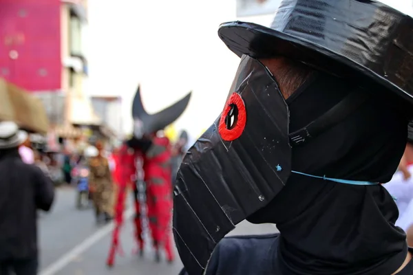 Уникальный костюмированный парад на улицах, Хэллоуин — стоковое фото