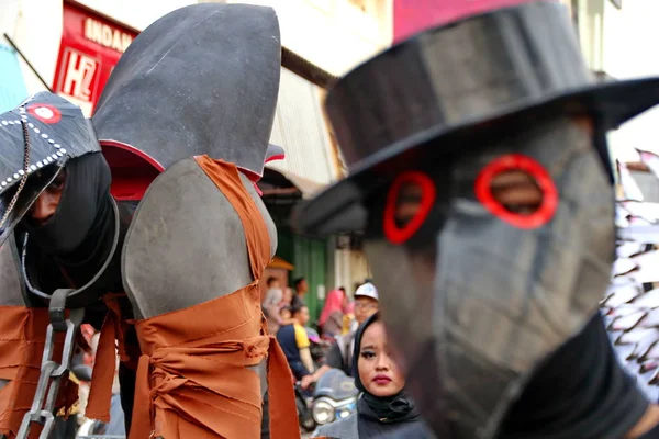  Sokaklarda benzersiz kostüm geçit töreni, Cadılar Bayramı Partisi