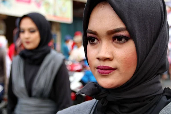 Perempuan Indonesia Yang Cantik Mengenakan Kostum Tradisional Dalam Karnaval Yang — Stok Foto