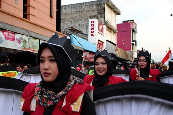 Hermosas Mujeres Indonesias Con Trajes Tradicionales Carnaval Único Fresco Batang —  Fotos de Stock