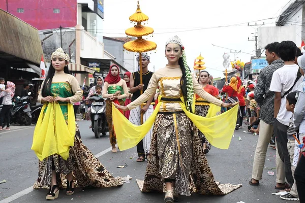 Sokaklarda Benzersiz Kostüm Geçit Töreni Cadılar Bayramı Partisi Batang Endonezya — Stok fotoğraf
