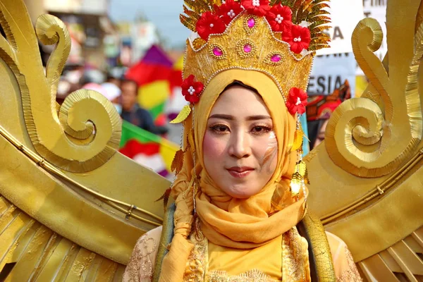 Perempuan Indonesia Yang Cantik Mengenakan Kostum Tradisional Dalam Karnaval Yang — Stok Foto