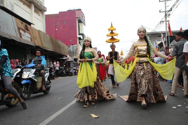 Schöne Indonesische Frauen Traditionellen Kostümen Einem Einzigartigen Und Coolen Karneval — Stockfoto