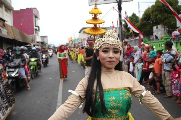 ユニークでクールなカーニバルで伝統的な衣装を着た美しいインドネシアの女性 バタンジャワテンガインドネシア 2019年8月19日 — ストック写真