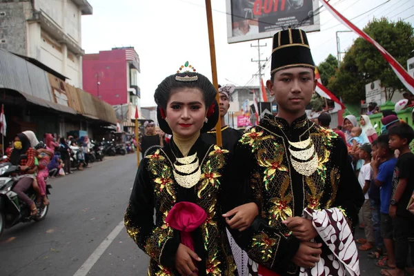 Perempuan Indonesia Yang Cantik Mengenakan Kostum Tradisional Dalam Karnaval Yang — Stok Foto