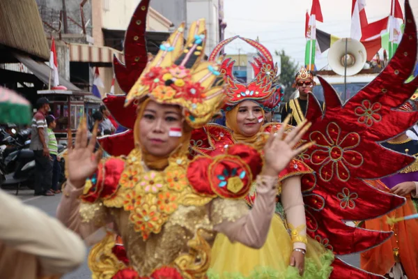 Mooie Indonesische Vrouwen Het Dragen Van Traditionele Kostuums Een Unieke — Stockfoto