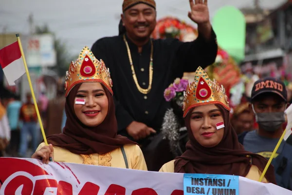 Perempuan Indonesia Yang Cantik Mengenakan Kostum Tradisional Dalam Karnaval Yang — Stok Foto