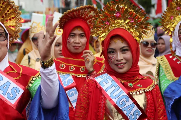 Krásné Indonéské Ženy Oblečené Tradičních Kostýmech Unikátním Chladném Karnevalu Batang — Stock fotografie