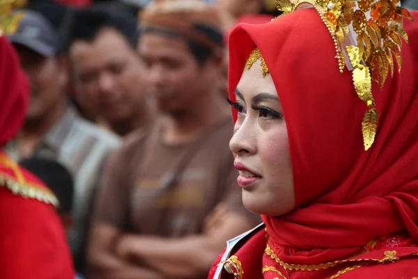ユニークでクールなカーニバルで伝統的な衣装を着た美しいインドネシアの女性 バタンジャワテンガインドネシア 2019年8月19日 — ストック写真