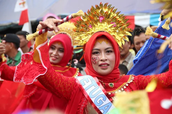 Красиві Індонезійські Жінки Носіння Традиційних Костюмів Унікальному Прохолодному Карнавал Batang — стокове фото
