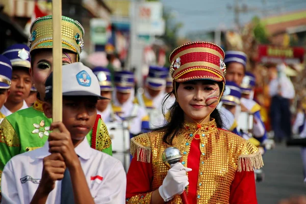 ユニークでクールなカーニバルで伝統的な衣装を着た美しいインドネシアの女性 バタンジャワテンガインドネシア 2019年8月19日 — ストック写真