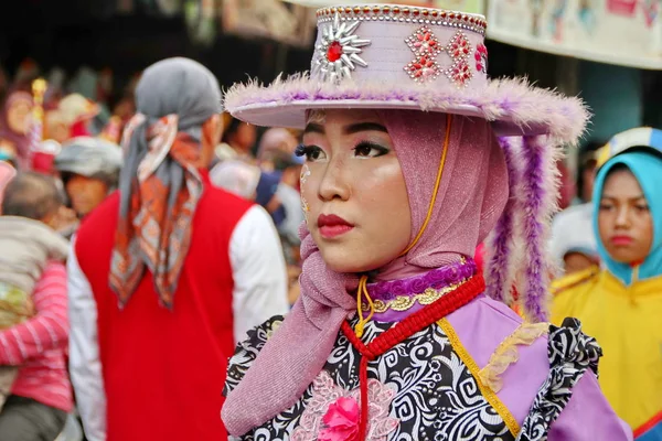 Güzel Endonezyalı Kadınlar Benzersiz Serin Karnaval Geleneksel Kostümleri Giyiyor Batang — Stok fotoğraf