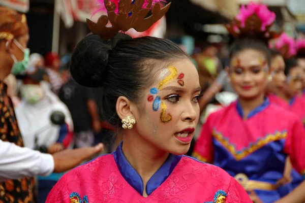 Vackra Indonesiska Kvinnor Klädd Traditionella Kostymer Unik Och Cool Karneval — Stockfoto