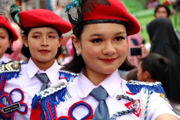 Красиві Індонезійські Жінки Носіння Традиційних Костюмів Унікальному Прохолодному Карнавал Batang — стокове фото