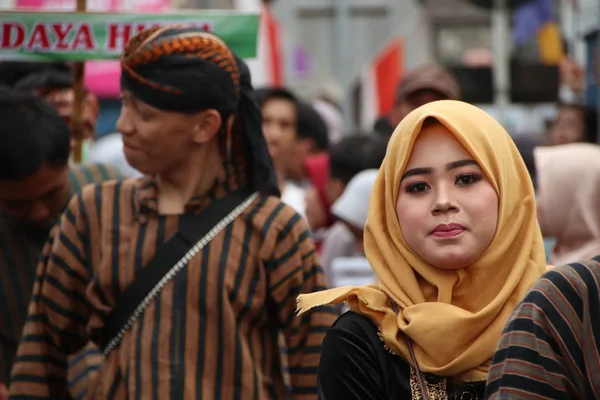 Gyönyörű Indonéz Nők Fárasztó Hagyományos Jelmezek Egy Egyedülálló Hűvös Karnevál — Stock Fotó