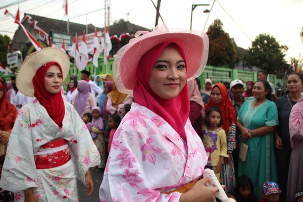 Güzel Endonezyalı Kadınlar Benzersiz Serin Karnaval Geleneksel Kostümleri Giyiyor Batang — Stok fotoğraf