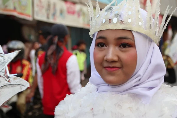 Perempuan Indonesia Yang Cantik Mengenakan Kostum Tradisional Dalam Karnaval Yang — Stok Foto