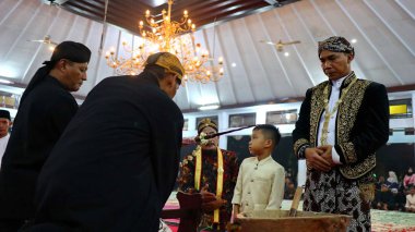   Jamasan / Siraman Pusaka olay, banyo veya yıkama ve keris ve mızrak yadigârları tarama geleneği