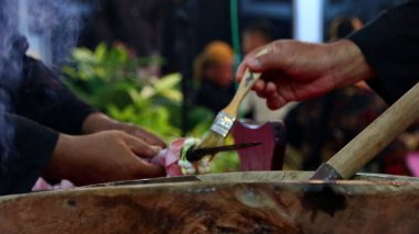   Jamasan / Siraman Pusaka olay, banyo veya yıkama ve keris ve mızrak yadigârları tarama geleneği