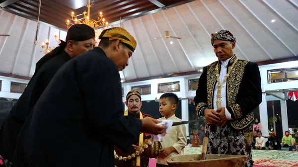 De Jamasan/Siraman Pusaka-gebeurtenis, de traditie van het baden of wassen en kammen van keris en speer erfstukken — Stockfoto